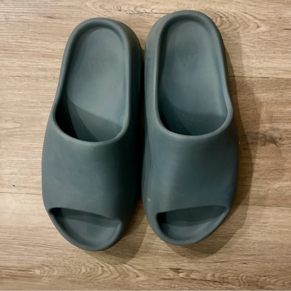 Yeezy Slides “Mineral Slate” ID2349 used with box 📦 size 11 - Picture 3 of 7